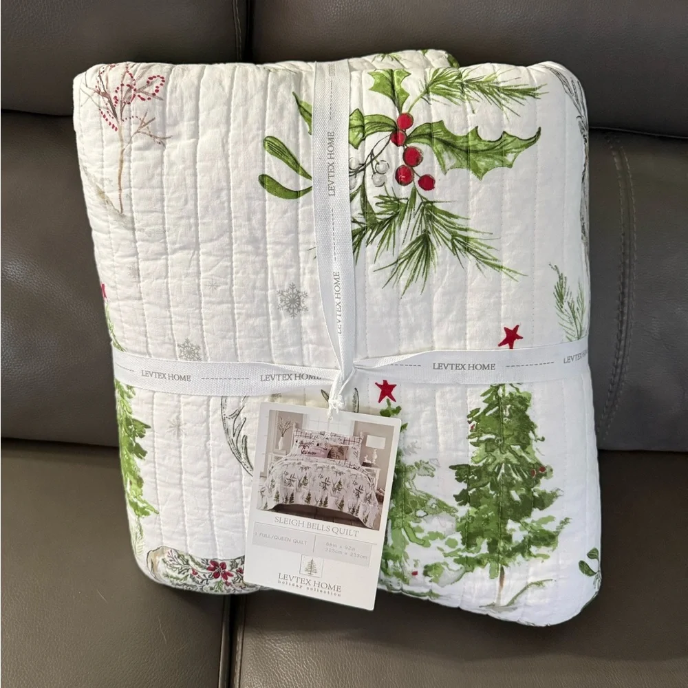 Levtex White & Green Holiday Quilted Throw - Pine & Holly Motif